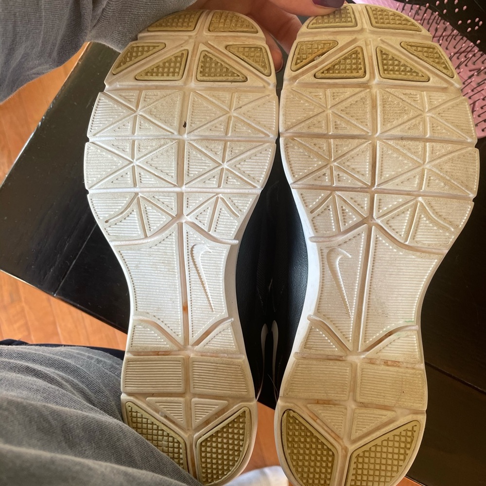 Black and White Nike Running Shoes - Picture 6 of 6